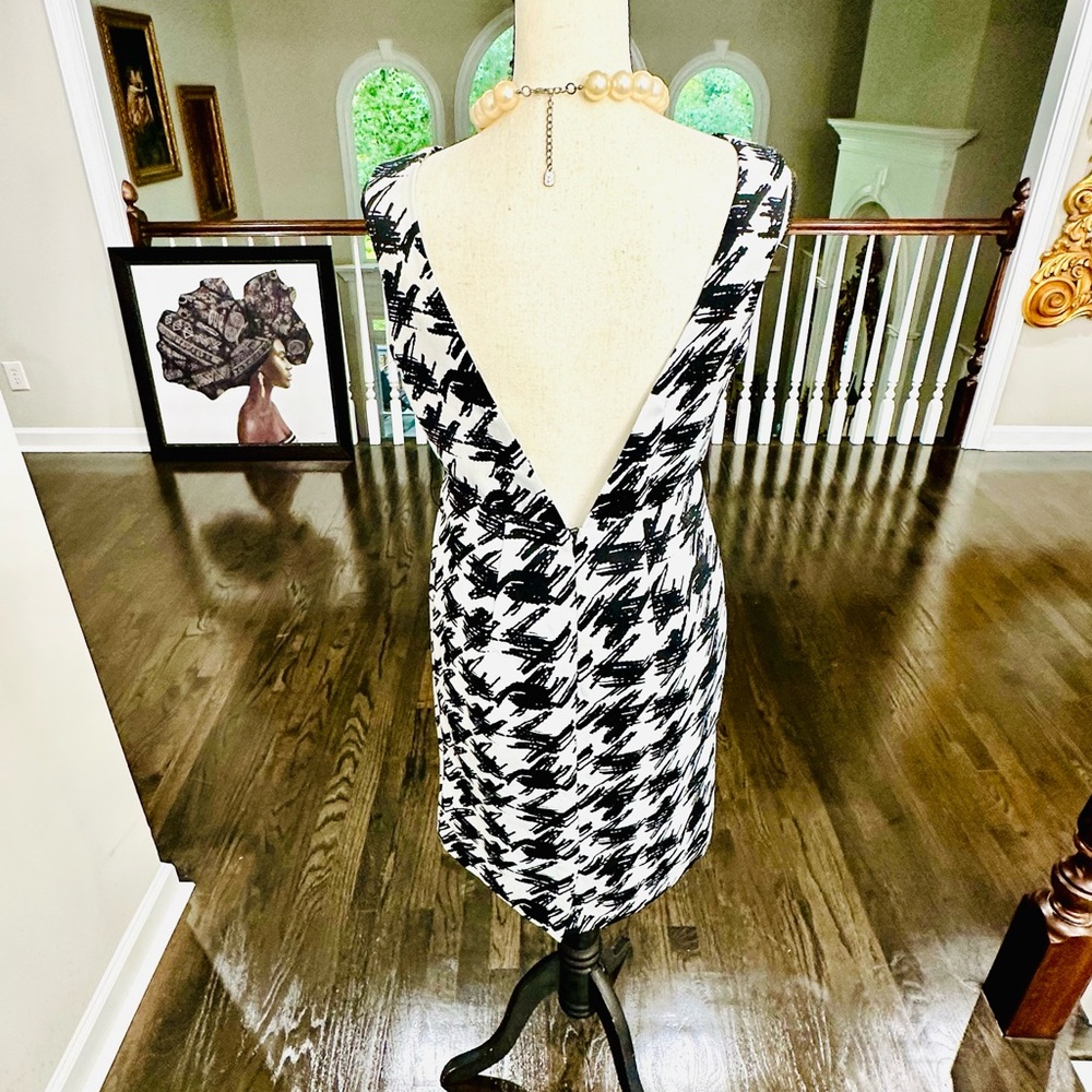 THE LIMITED | Super Classic & Trendy Houndstooth Midi Dress - Picture 5 of 5